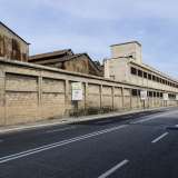 Il muro perimetrale delle Acciaierie Scianatico che si affaccia su via Napoli